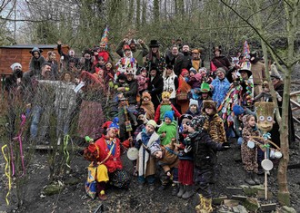 Společné foto před vyjitím masopustního průvodu do historického centra Kutné Hory.