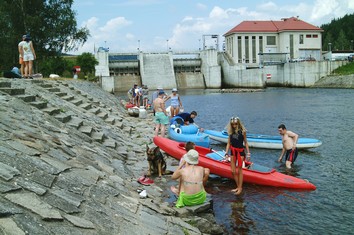 Malá vodní elektrárna Lipno II sloužící k vyrovnávání průtoku Vltavy nad Vyšší Brodem je plně automatizovaná, bezobslužná, dálkově ovládaná z dispečinku ve Štěchovicích a z elektrárny Lipno I.