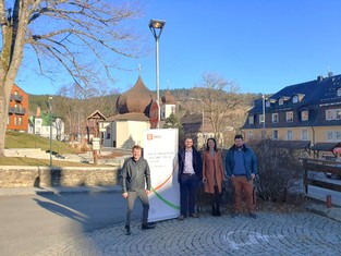 Železná ruda má osvětlení za korunu. Na snímku zleva jsou:  starosta Železné Rudy Filip Smola, Pavel Dlugi, vedoucí odboru Osvětlení ČEZ ESL, Jan Drahoš a Klára Vejšická-Šourková (oba ČEZ ESL) během slavnostního dokončení projektu. 
 
