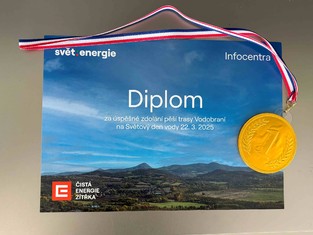 Za účast čekaly na pochodníky v IC ELE  pamětní diplomy a zlaté medaile.